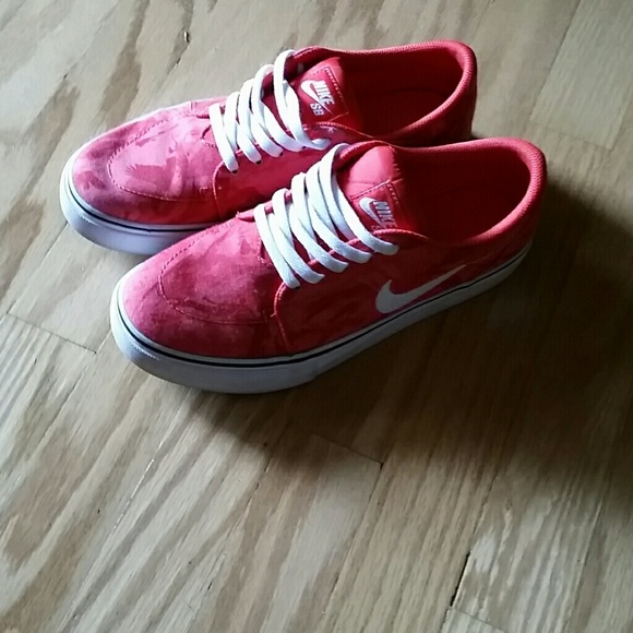 Nike Other - Nike SB red size 5.5y